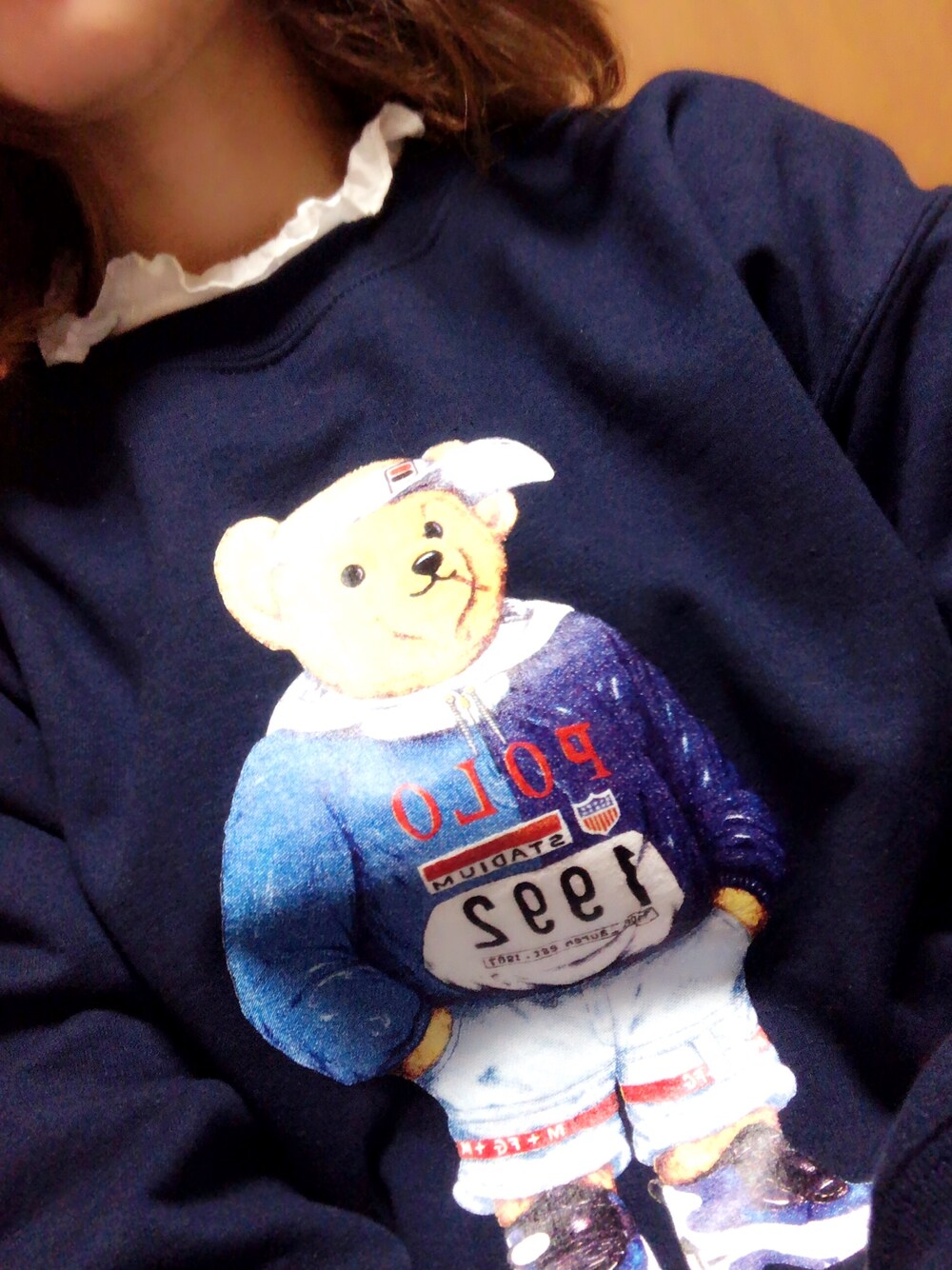 「カジュアルコーデ、フリル、くま、ゆるコーデ、ネイビー、ブラウス」｜「FREAK'S STOREの▽FUNK BEAR BY INTERBREED/ファンクベアーバイインターブリード　水彩画ベアークルーネックスウェット（スウェット、ブルー系）」を使った、mi✧さん（レディース・164cm）の冬コーディネートの1枚目の写真