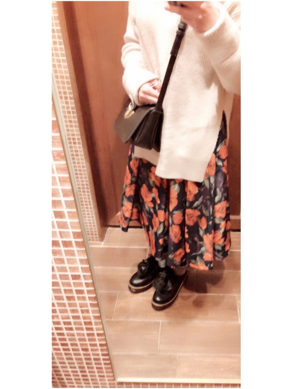 「ロングスカート、花柄、タートルネック、大人カジュアル、休日スタイル、ootd、ショルダーバッグ、オトナ女子」｜「GRLのスリットもちもちニットチュニック（ニット/セーター、ベージュ系）」を使った、mi✧さん（レディース・164cm）の冬コーディネートの1枚目の写真