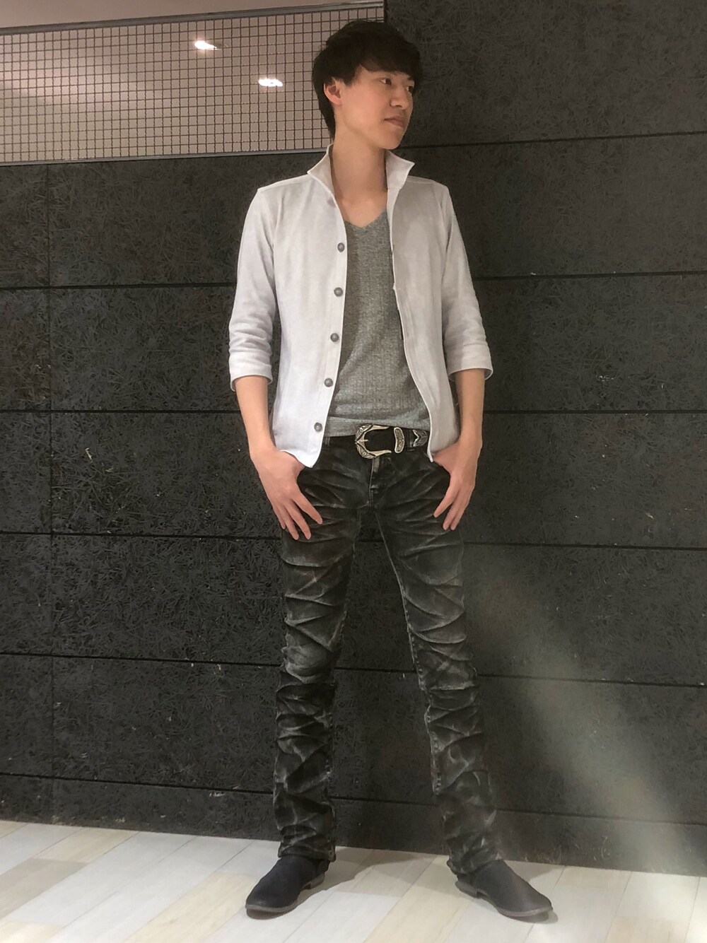 グレー系のシャツ/ブラウス、ブラック系のTシャツ/カットソー、ブラック系のデニムパンツを着用したメンズの春コーディネートの1枚目の写真