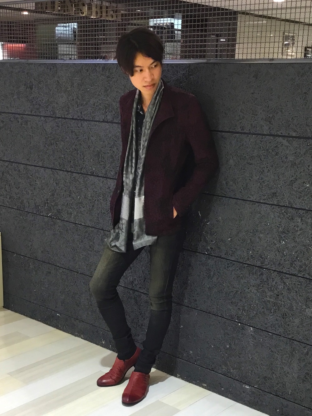 レッド系のテーラードジャケット、レッド系のドレスシューズ、ブラック系のその他パンツを着用したメンズの夏コーディネートの1枚目の写真