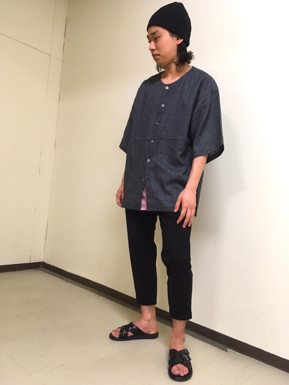 グレー系のシャツ/ブラウス、ピンク系のタンクトップ、ブラック系のその他パンツを着用したメンズの春コーディネートの1枚目の写真