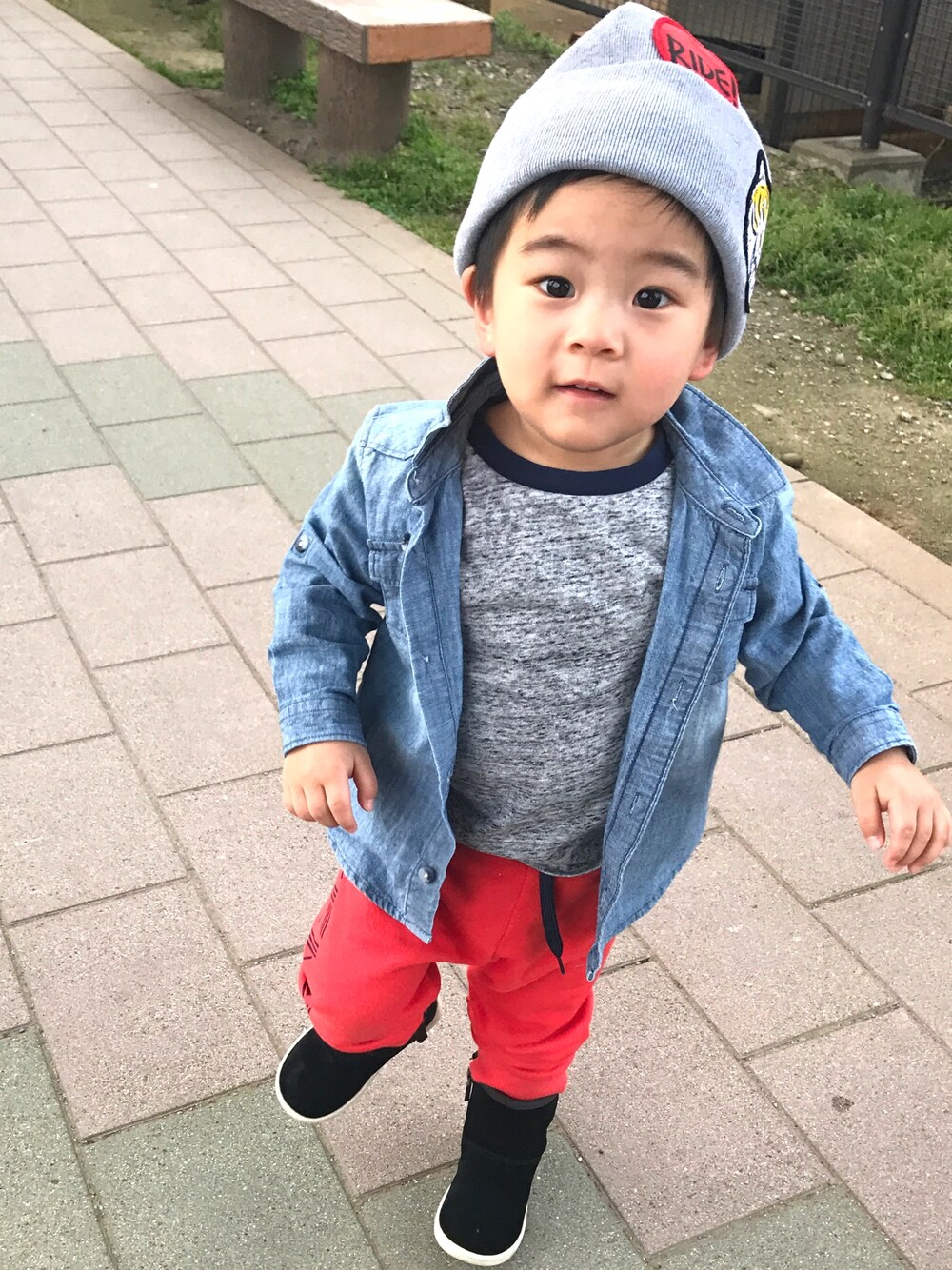 「jcrew、spring、春コーデ、スウェット、帽子、2歳、男の子、息子、オレンジ、キッズコーデ」｜「STELLA McCARTNEYのアイテム（ニットキャップ/ビーニー、グレー系）」を使った、A.Y.Hさん（キッズ・74cm）の春コーディネートの1枚目の写真