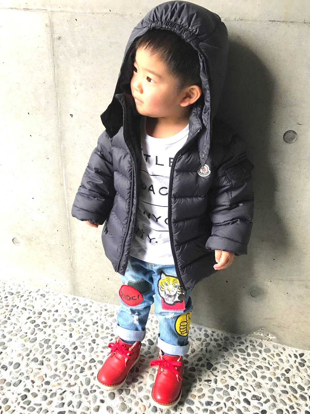 「春、冬、ダウンジャケット、男の子、息子、kids、2歳、タイガー、デニム、キッズコーデ」｜「MONCLERのアイテム（ダウンジャケット/コート、ブルー系）」を使った、A.Y.Hさん（キッズ・74cm）の春コーディネートの1枚目の写真