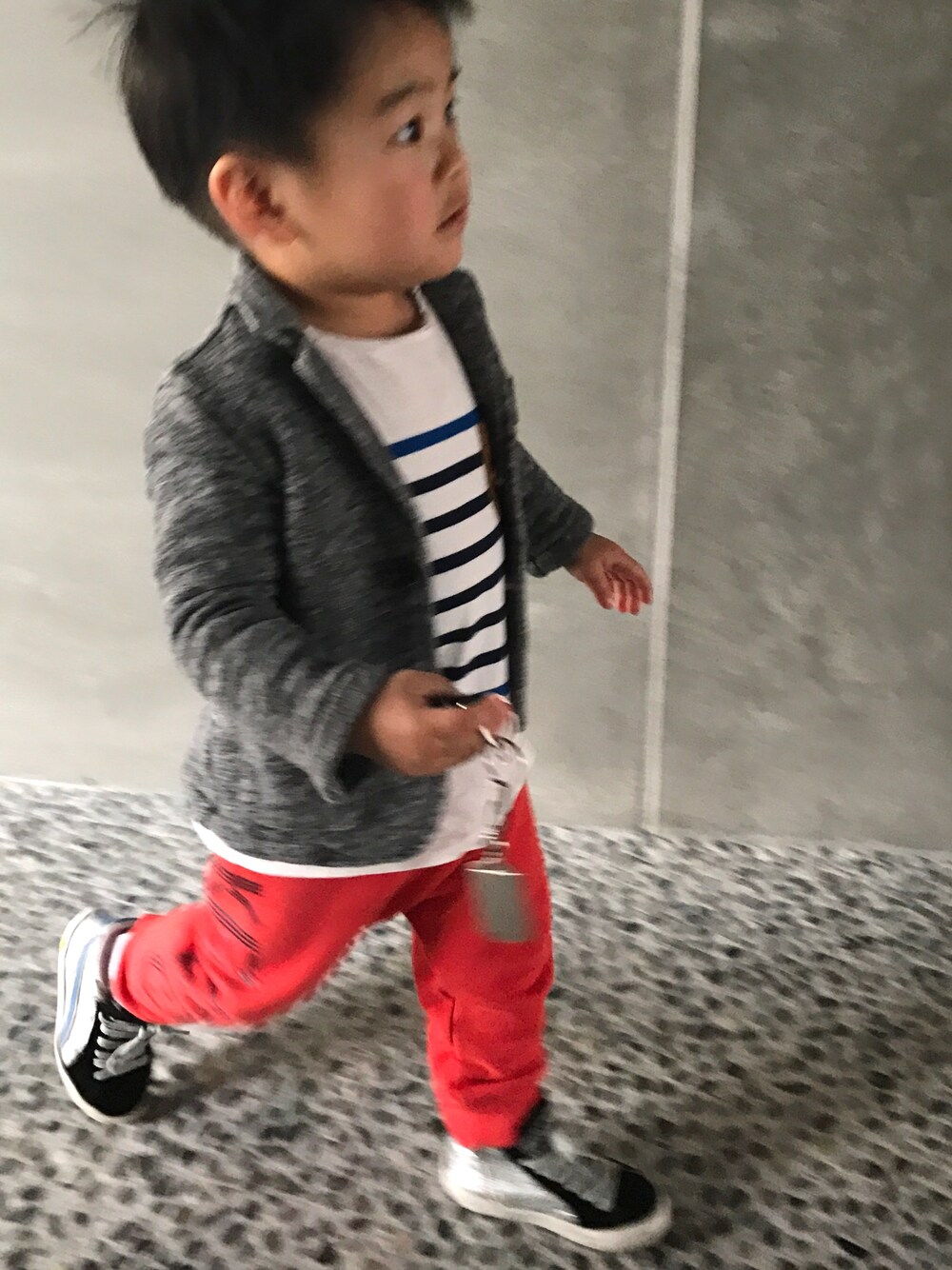 「春、ハイカットスニーカー、男の子、息子、2歳、キッズコーデ、鼻ぺちゃ、ボーダー、ジャケット、スウェットパンツ」｜「FENDIのアイテム（テーラードジャケット、グレー系）」を使った、A.Y.Hさん（キッズ・74cm）の春コーディネートの1枚目の写真