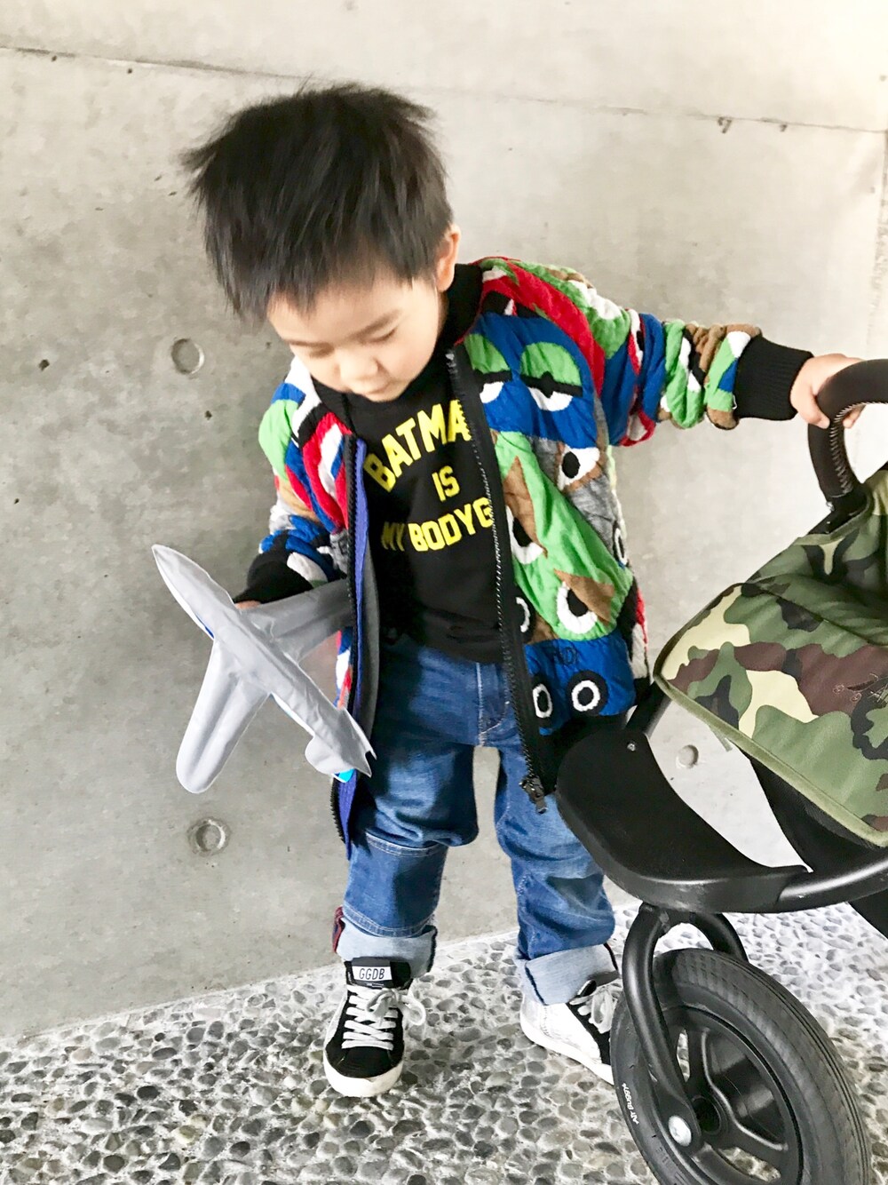 「派手、モンスター、ボンバージャケット、息子、男の子、キッズコーデ、デニム、ジーンズ、バットマン、Tシャツ」｜「GOLDEN GOOSEのアイテム（スニーカー、シルバー系）」を使った、A.Y.Hさん（キッズ・74cm）の春コーディネートの1枚目の写真
