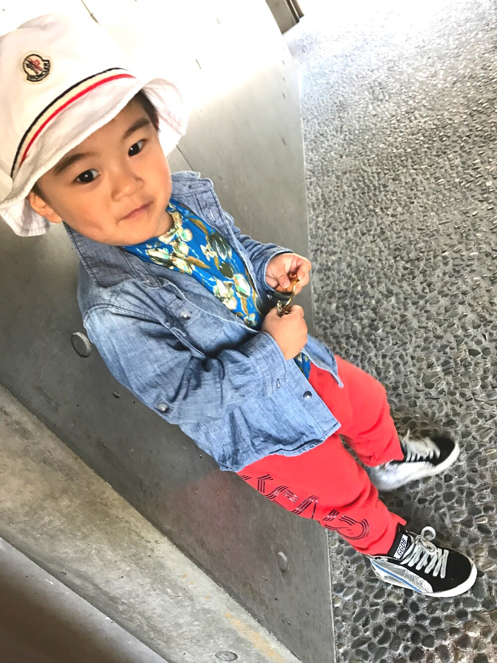 「花柄、シャツ、ハイカットスニーカー、スウェットパンツ、男の子、息子、2歳、春、キッズコーデ、ハット」｜「MONCLERのアイテム（ハット、ホワイト系）」を使った、A.Y.Hさん（キッズ・74cm）の春コーディネートの1枚目の写真