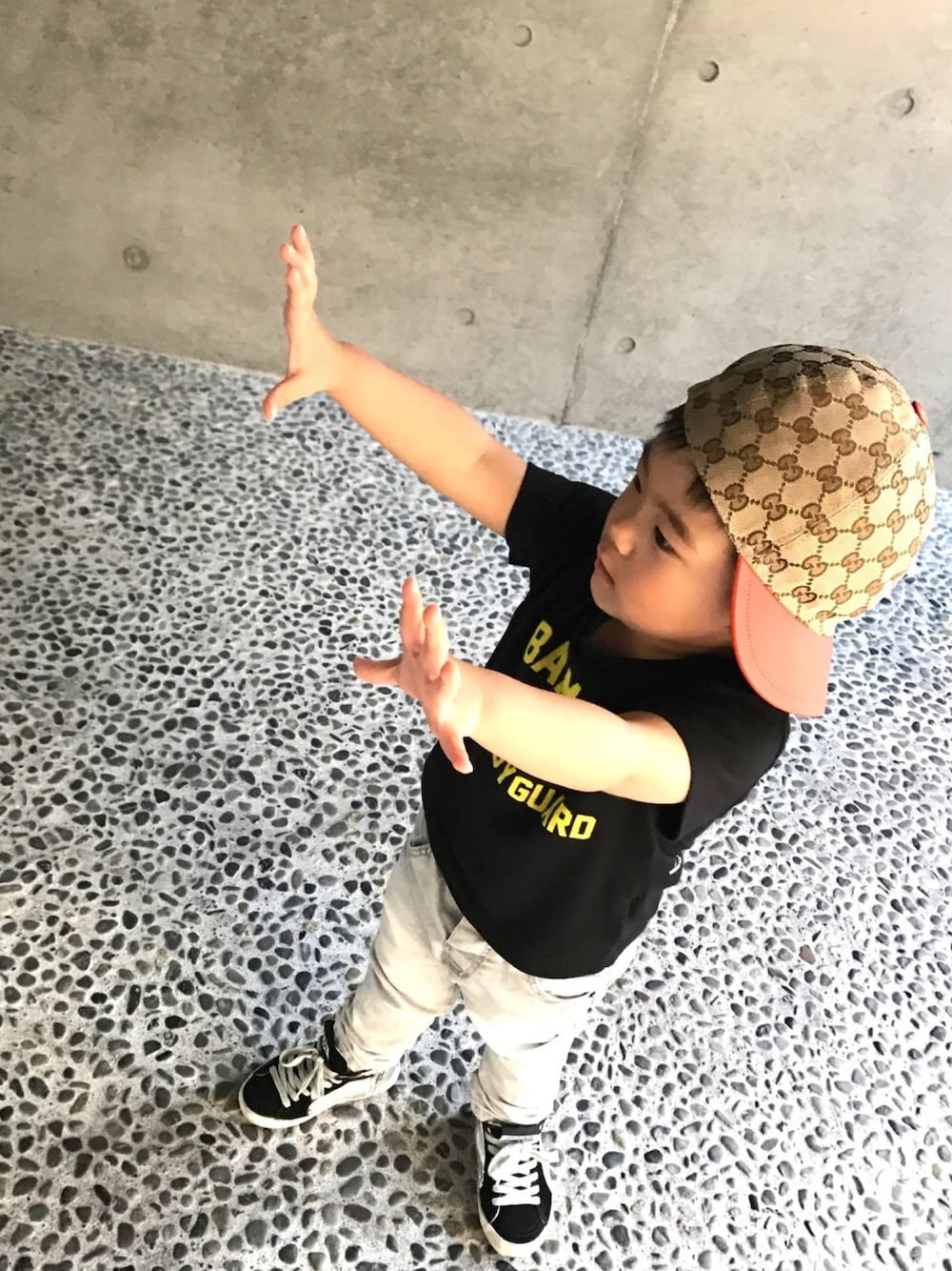 「帽子嫌い、キッズコーデ、2歳、5月、ＧＷ、スニーカー、息子、デニムパンツ、yellow、spring」｜「GUCCIのアイテム（キャップ、オレンジ系）」を使った、A.Y.Hさん（キッズ・74cm）の春コーディネートの1枚目の写真