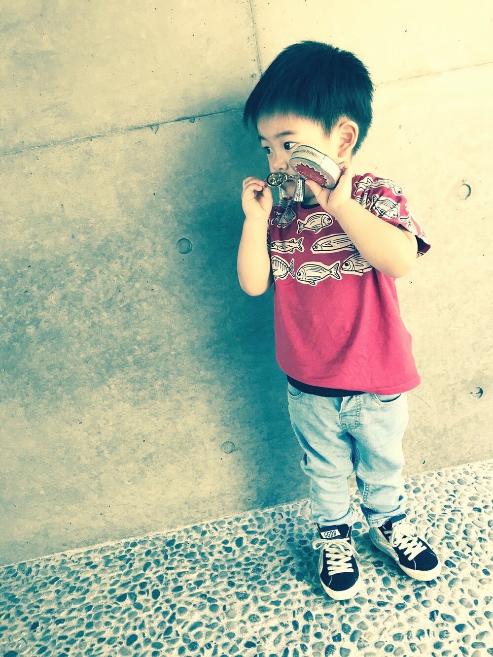 「VINTAGE、red、fishes、お魚さん、denim、GGDB、boysfashion、2歳、Tshirts、重ね着」｜「GOLDEN GOOSEのアイテム（スニーカー、シルバー系）」を使った、A.Y.Hさん（キッズ・74cm）の春コーディネートの1枚目の写真