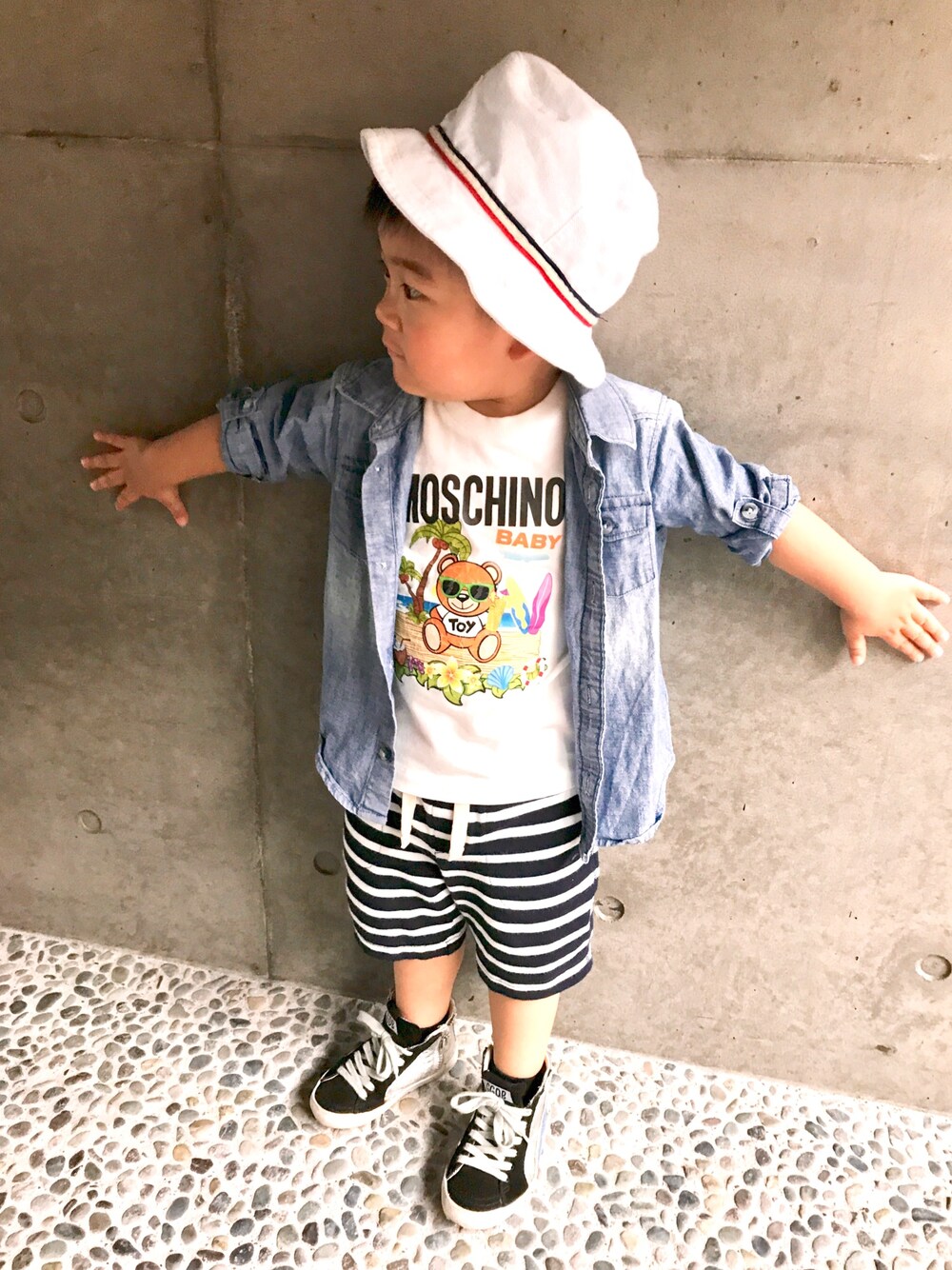 「息子、2歳、小さい、86cm、トリコロール、バカンス、summer、DENIM SHIRT、ボーダー、GGDB」｜「GOLDEN GOOSEのアイテム（スニーカー、シルバー系）」を使った、A.Y.Hさん（キッズ・74cm）の春コーディネートの1枚目の写真