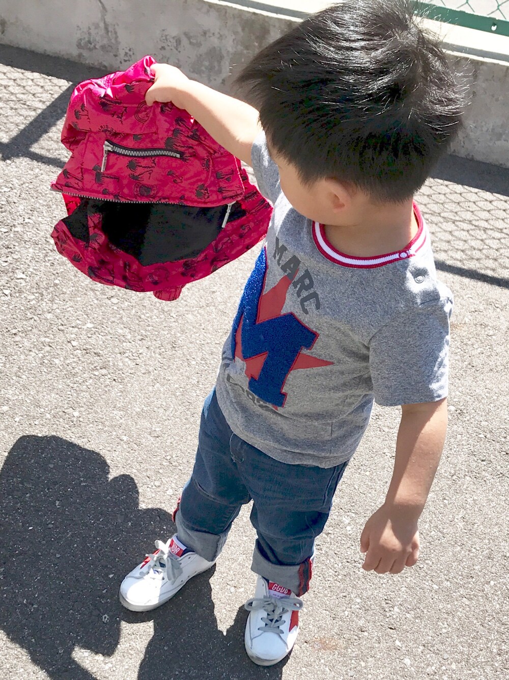 「red、kids、86cm、2歳、息子、jeans、スニーカー、男の子、写真嫌がる、良い天気」｜「Little Marc Jacobsのアイテム（Tシャツ/カットソー、グレー系）」を使った、A.Y.Hさん（キッズ・74cm）の夏コーディネートの1枚目の写真