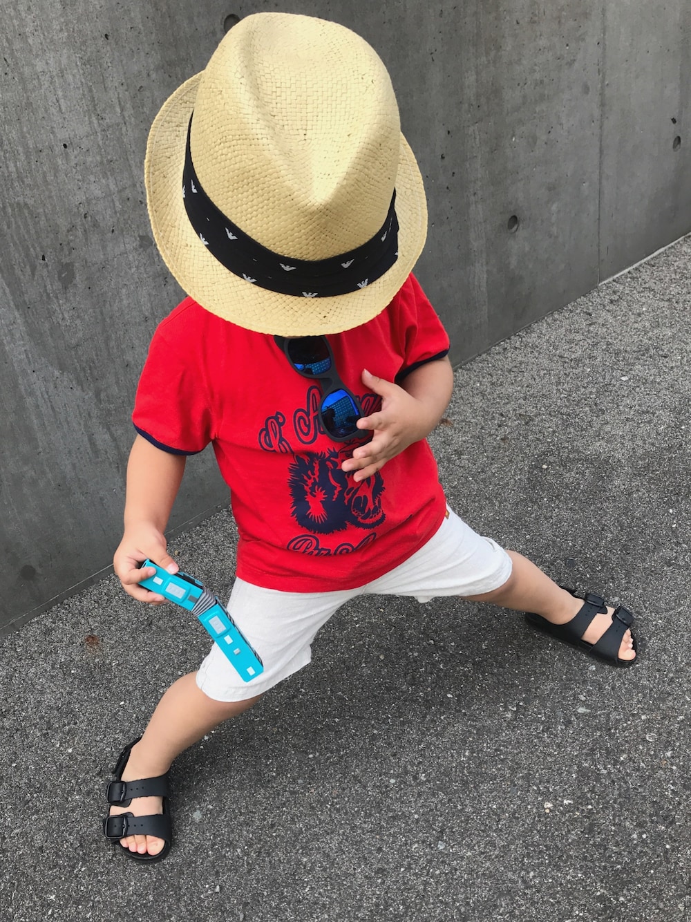 「hat、summer、Tシャツ、sandals、red、kidsfashion、88cm、息子、2歳」｜「ZARAのアイテム（サンダル、ブラック系）」を使った、A.Y.Hさん（キッズ・74cm）の夏コーディネートの1枚目の写真