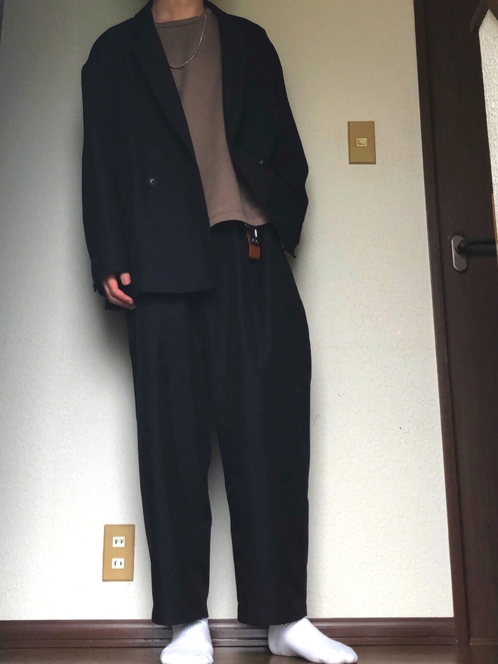 「春、シンプルコーデ、ビッグシルエット、おうちファッション、セットアップ、ジャケット、ワイトパンツ、バルーンパンツ、黒、ブラック」｜「FREAK'S STOREのWEB限定 ビッグシルエット オーバーサイズ スタプレ ポリツイル セットアップ  ダブルジャケット/パンツ（テーラードジャケット、ブラック系）」を使った、sさん（メンズ・173cm）の春コーディネートの1枚目の写真