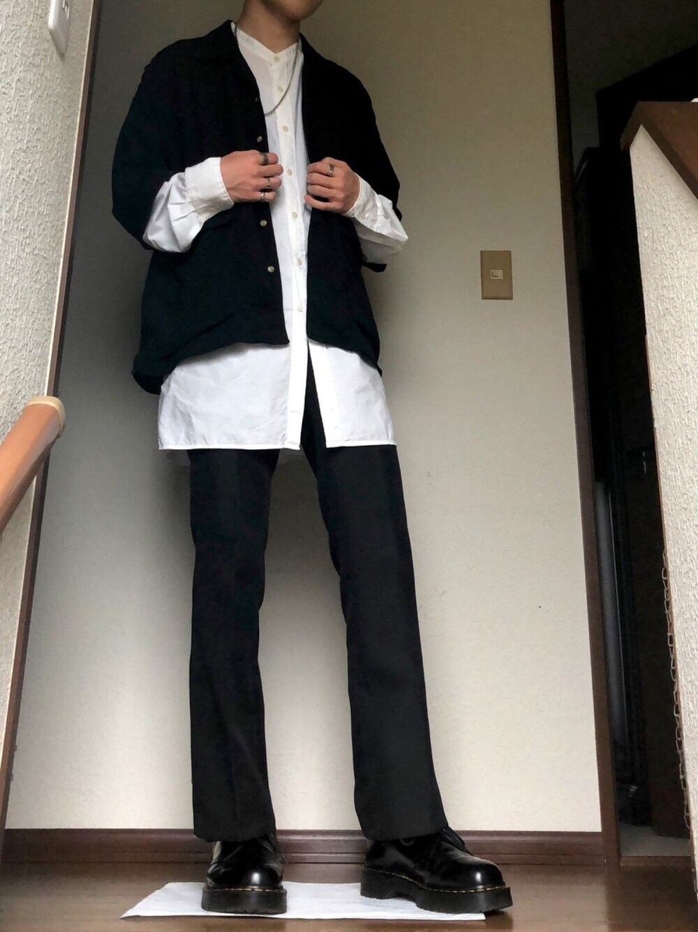「モノトーンコーデ、黒、オープンカラーシャツ、フレアパンツ、バンドカラーシャツ、モノトーン、シンプル、Dr.Martens、革靴、シャツスタイル」｜「INTER FACTORYのWEARISTA tai × INTER FACTORY　シルバーネックレス（ネックレス、シルバー系）」を使った、sさん（メンズ・173cm）の春コーディネートの1枚目の写真