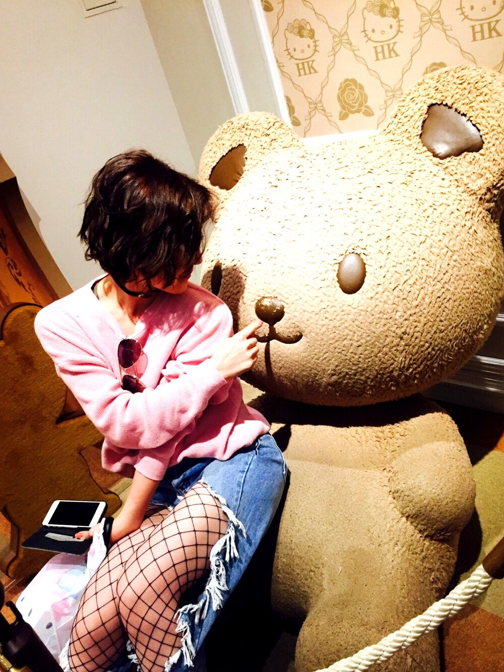 「knit、pink、denim、ダメージデニムパンツ、網タイツ、GUCCI、サングラス、ピンクニット」｜「Ungridのルーズワッフルニット（ニット/セーター、ピンク系）」を使った、enne..さん（レディース・159cm）の冬コーディネートの1枚目の写真