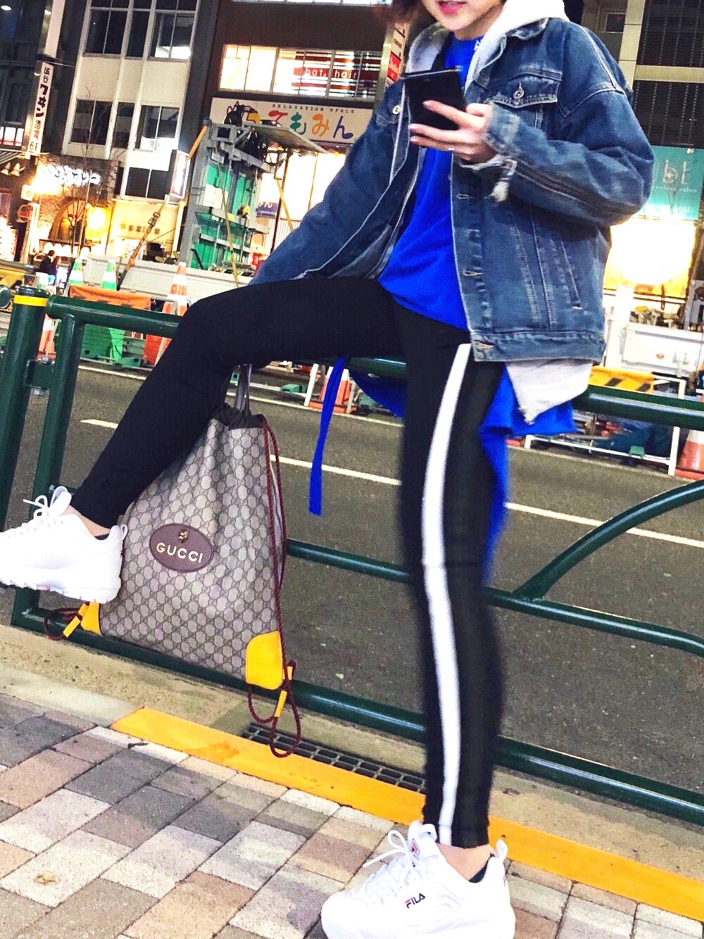 「FILA、スニーカー、スニーカーコーデ、ootd、冬コーデ、ラフ、スポーツミックス、韓国ファッション、オトナカジュアル、ストリート」｜「TOMMY HILFIGERのアイテム（デニムジャケット、ブルー系）」を使った、enne..さん（レディース・159cm）の冬コーディネートの1枚目の写真