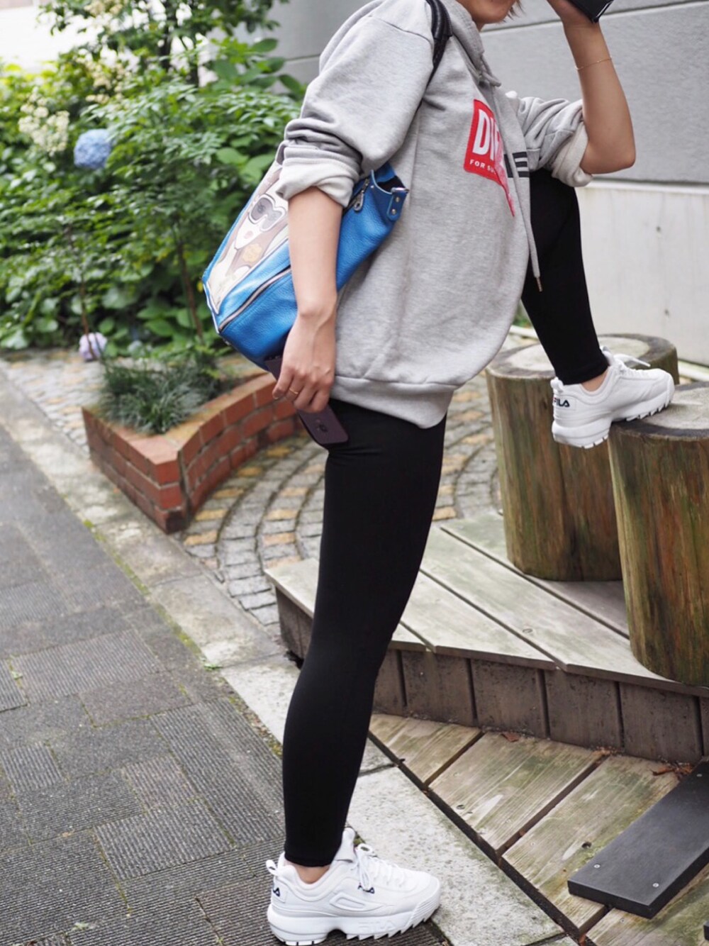 「FILA、スポーティ、ディーゼル、パーカー、タイト」｜「DIESELのアイテム（パーカー、グレー系）」を使った、enne..さん（レディース・159cm）の春コーディネートの1枚目の写真