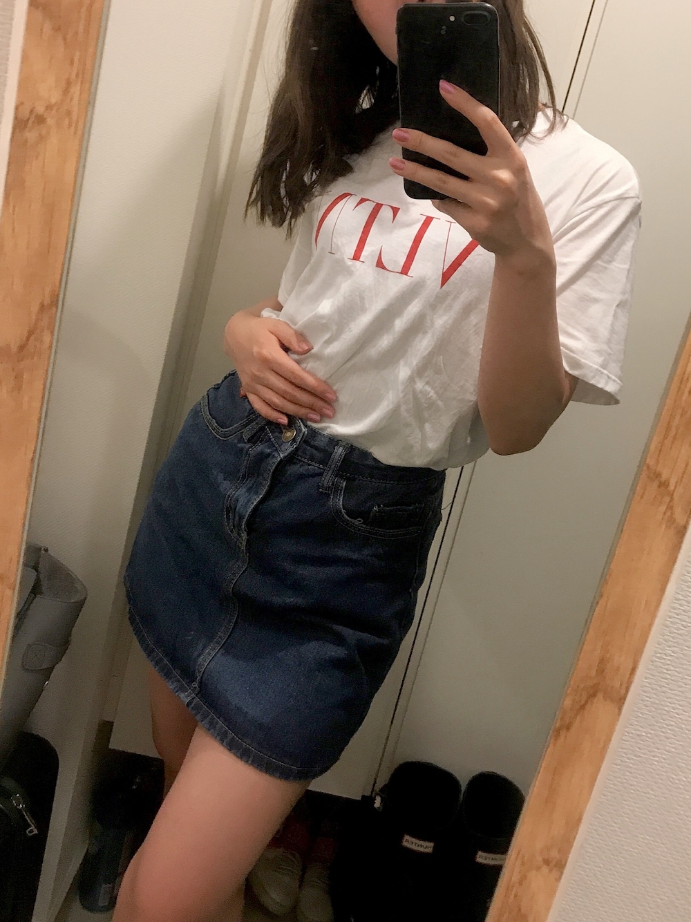 「valentino、Tシャツ、カジュアル、シンプル、プチプラ、夏コーデ、白Tシャツ、デニムコーデ、ミニスカート、デニム」｜「VALENTINOのValentino Logo-Print Cotton-Jersey T-Shirt（Tシャツ/カットソー、ホワイト系）」を使った、enne..さん（レディース・158cm）の夏コーディネートの1枚目の写真
