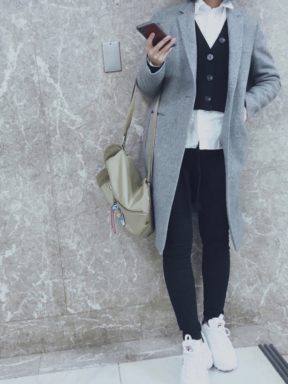 「大人カジュアル、チェスターコート、FILA、休日スタイル、スキニーデニム、スニーカー、KENZO、ootd、カーディガン」｜「36Quatre-Neufのメルトンコート（チェスターコート、グレー系）」を使った、enne..さん（レディース・159cm）の冬コーディネートの1枚目の写真