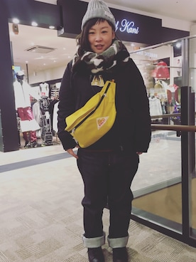 「アイテム（ボディバッグ/ウエストポーチ、イエロー系）」を使った、Ayumiさん（レディース・155cm）の冬コーディネート
