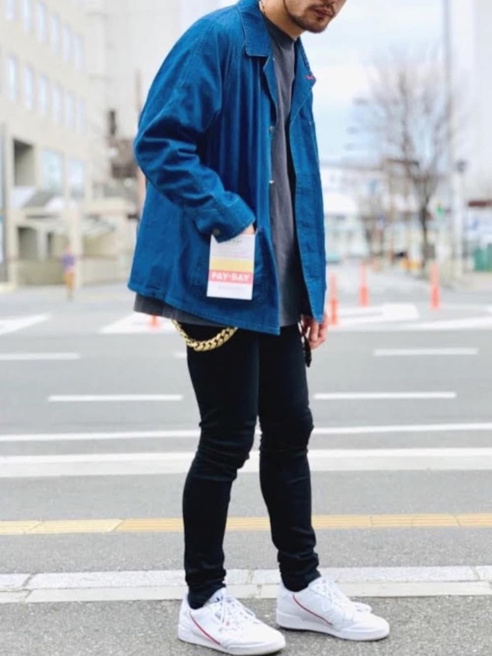 「rosso men、urban research rosso men、アーバンリサーチ、URBAN RESEARCH、ROSSO、PAY DAY、春コーデ、休日スタイル、シンプルコーデ、デニムジャケット」｜「PAYDAYのPAY-DAY　別注カバーオール（カバーオール、ブルー系）」を使った、ROSSO MENさん（メンズ・181cm）の春コーディネートの1枚目の写真