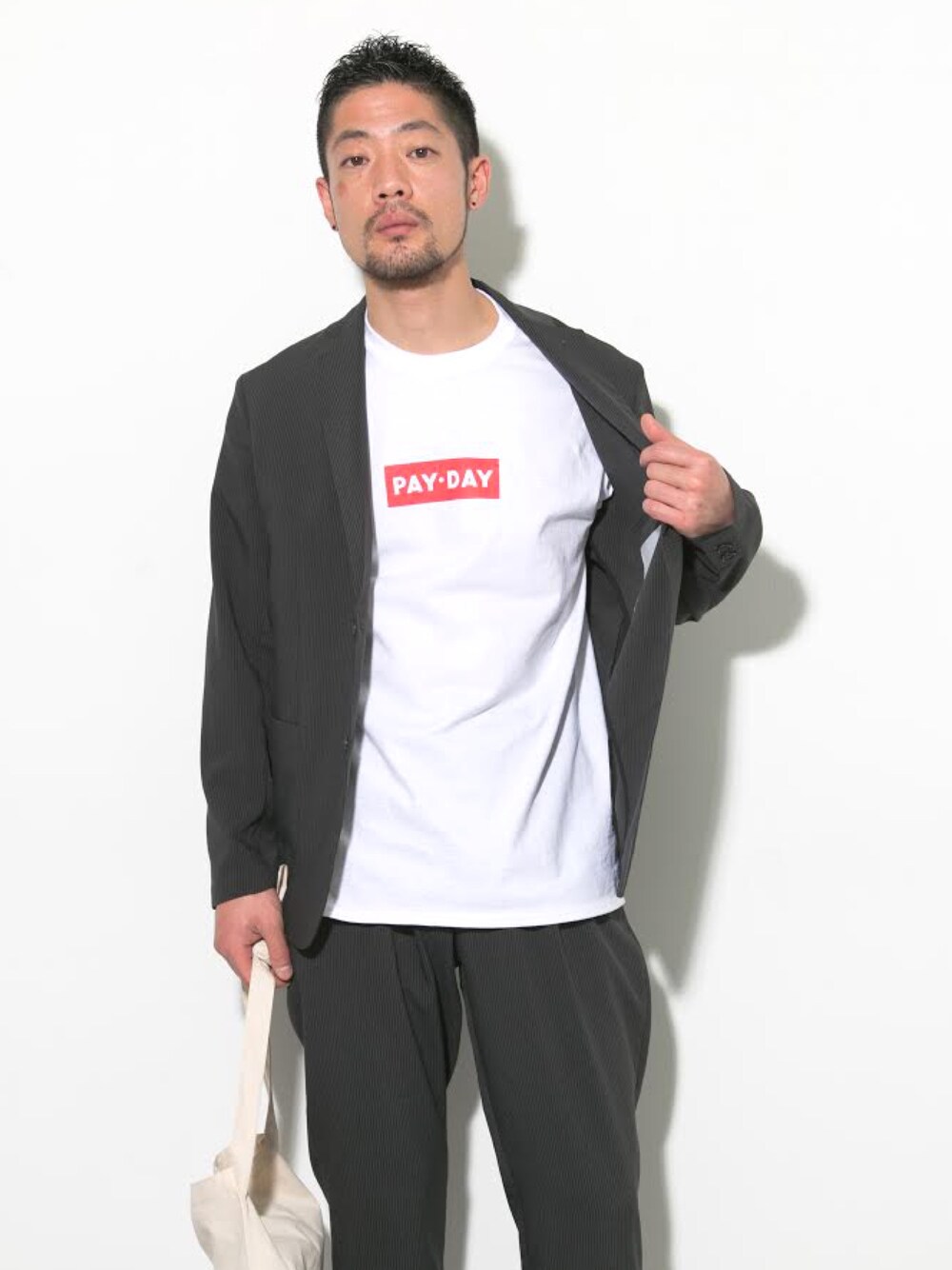 「アーバンリサーチ、rosso men、urban research rosso men、URBAN RESEARCH、ストリートMIX、シンプル、きれいめカジュアル、スラックス、ジャケットスタイル、春コーデ」｜「PAYDAYのPAY-DAY　別注BOXロゴTシャツ（Tシャツ/カットソー、ホワイト系）」を使った、ROSSO MENさん（メンズ・181cm）の春コーディネートの1枚目の写真