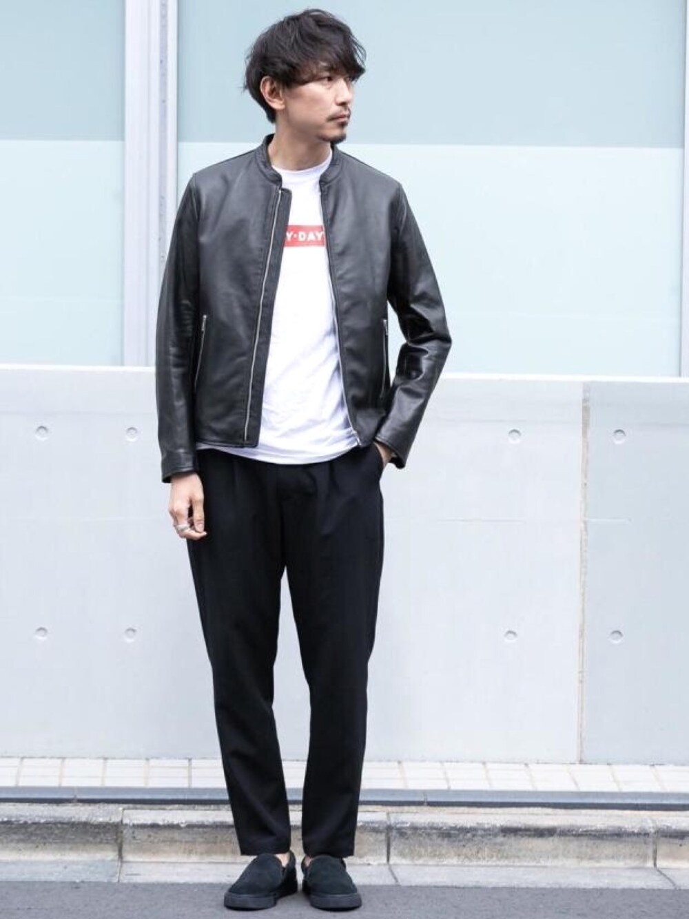 「アーバンリサーチ、urban research rosso men、rosso men、大人カジュアル、スニーカー、シンプル、カジュアルコーデ、スラックス、春コーデ、ブラック」｜「URBAN RESEARCH ROSSO MENのUKラムレザーシングルライダース（その他アウター、ブラック系）」を使った、ROSSO MENさん（メンズ・181cm）の春コーディネートの1枚目の写真