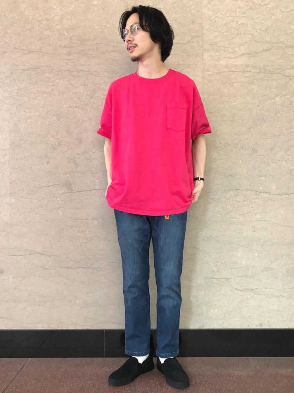 「urban research rosso men、rosso men、令和ピンクを纏え、シンプルコーデ、おしゃれさんと繋がりたい、スニーカー、ゆるコーデ、ビッグT、フォローミー、ピンク」｜「Goodwear(Since1983)のGoodwear　BIG-FIT 半袖Tシャツ（Tシャツ/カットソー、ピンク系）」を使った、ROSSO MENさん（メンズ・181cm）の春コーディネートの1枚目の写真
