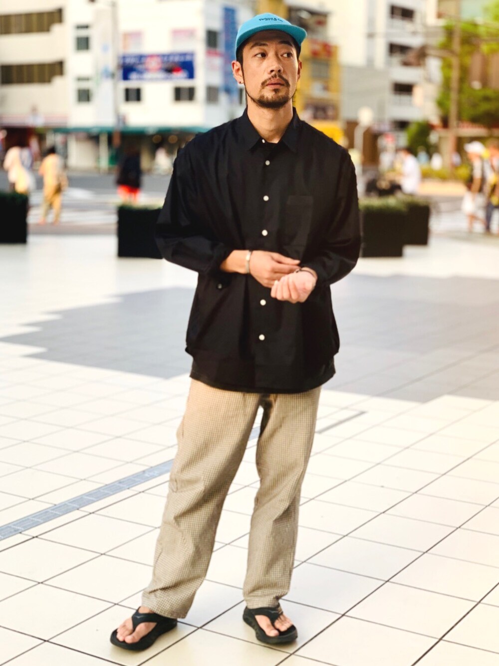 ブラック系のシャツ/ブラウスを着用したメンズの秋コーディネートの1枚目の写真