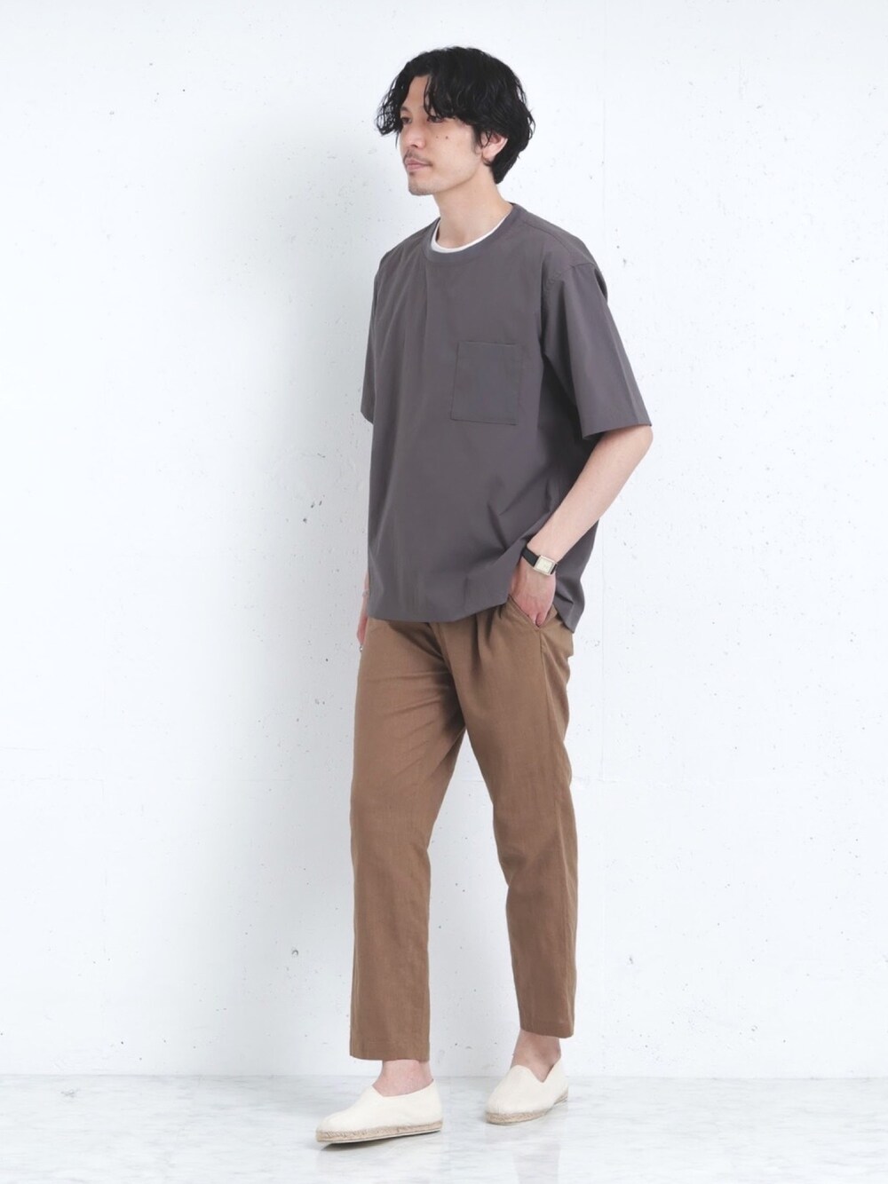 「お洒落さんとつながりたい、今日のコーデ、休日スタイル、カジュアルコーデ、オトナカジュアル、夏コーデ、Tシャツ、リネン、キレイめ、大人トレンドカジュアル」｜「URBAN RESEARCH ROSSO MENの丸井織物クルーネックTシャツ（Tシャツ/カットソー、グレー系）」を使った、ROSSO MENさん（メンズ・184cm）の春コーディネートの1枚目の写真