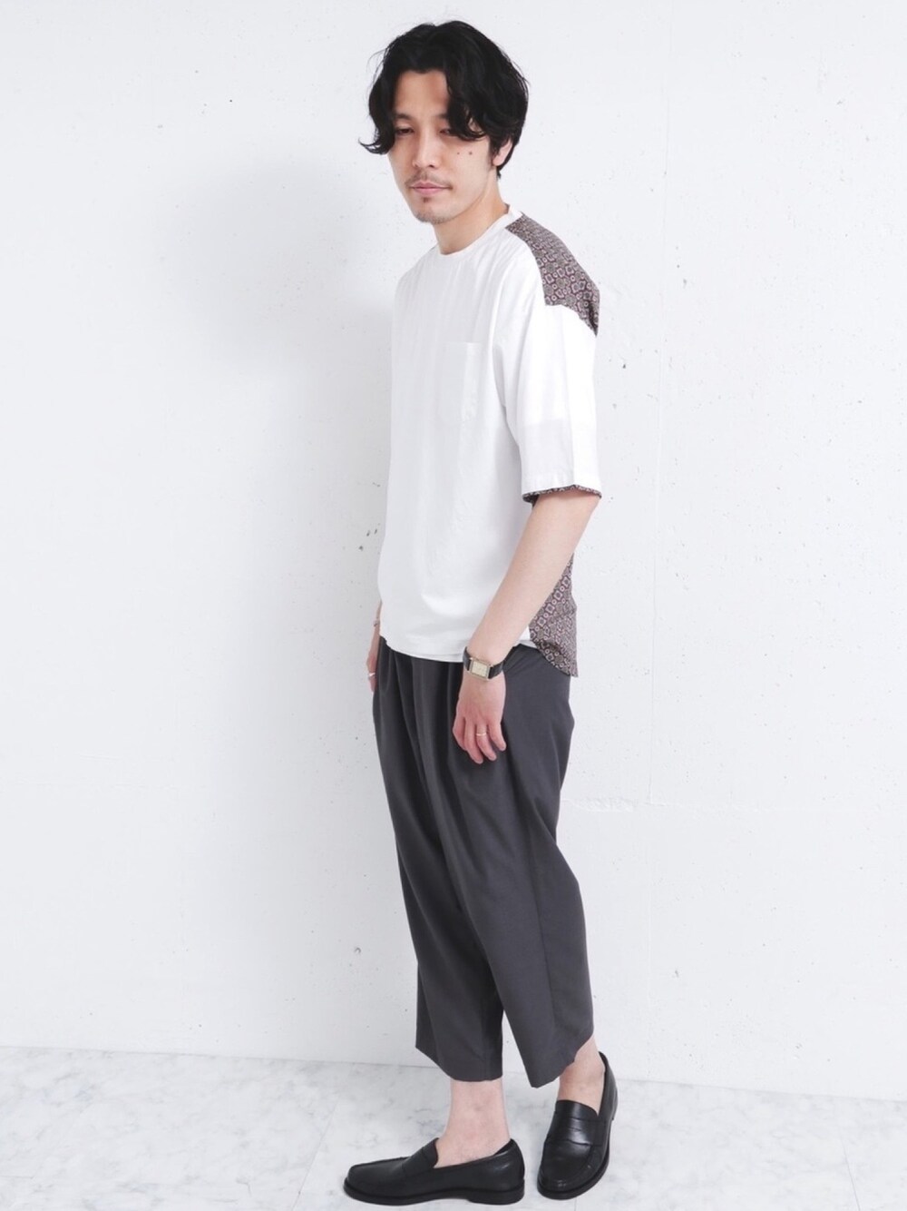 ホワイト系のTシャツ/カットソー、グレー系のその他パンツ、ブラック系のローファーを着用したメンズの夏コーディネートの1枚目の写真