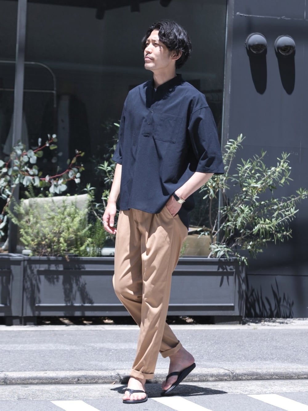 ブルー系のシャツ/ブラウス、ベージュ系のスラックス、ブラック系のサンダルを着用したメンズの夏コーディネートの1枚目の写真