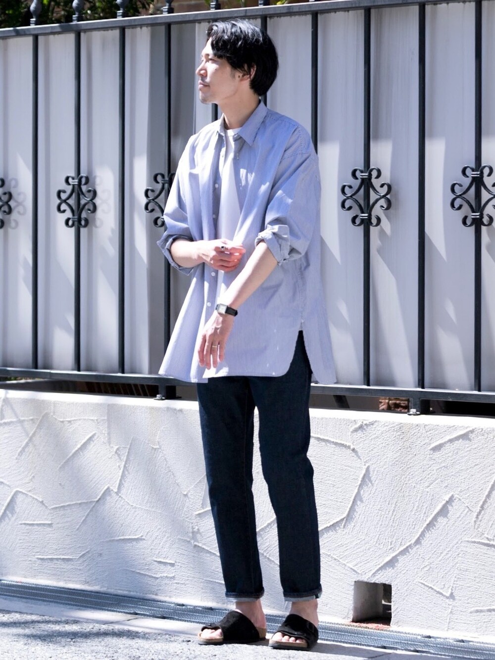 その他のシャツ/ブラウス、ブルー系のデニムパンツ、ブラック系のサンダルを着用したメンズの夏コーディネートの1枚目の写真