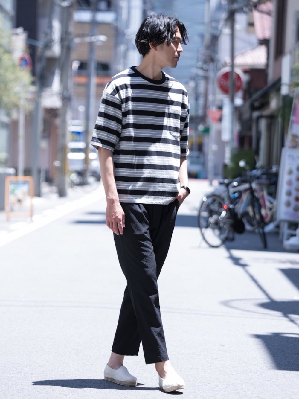 「夏、お洒落さんとつながりたい、シンプルコーデ、大人カジュアル、カジュアルコーデ、オトナカジュアル、Tシャツ、ブラック、モノトーン、ブラックコーデ」｜「URBAN RESEARCH ROSSO MENのリラックスボーダーTシャツ（Tシャツ/カットソー、ブラック系）」を使った、ROSSO MENさん（メンズ・184cm）の夏コーディネートの1枚目の写真