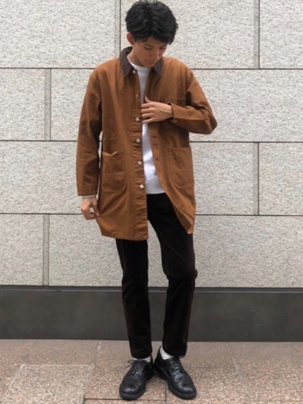 「payday、URBAN RESEARCH、URBAN RESEARCH ROSSO、urban research rosso men、ジャケット、秋のコーデ、シンプル、オーバーサイズ、カジュアル、カバーオール」｜「PAYDAYのPAY-DAY別注 ショップコート（カバーオール、ブラウン系）」を使った、ROSSO MENさん（メンズ・180cm）の秋コーディネートの1枚目の写真