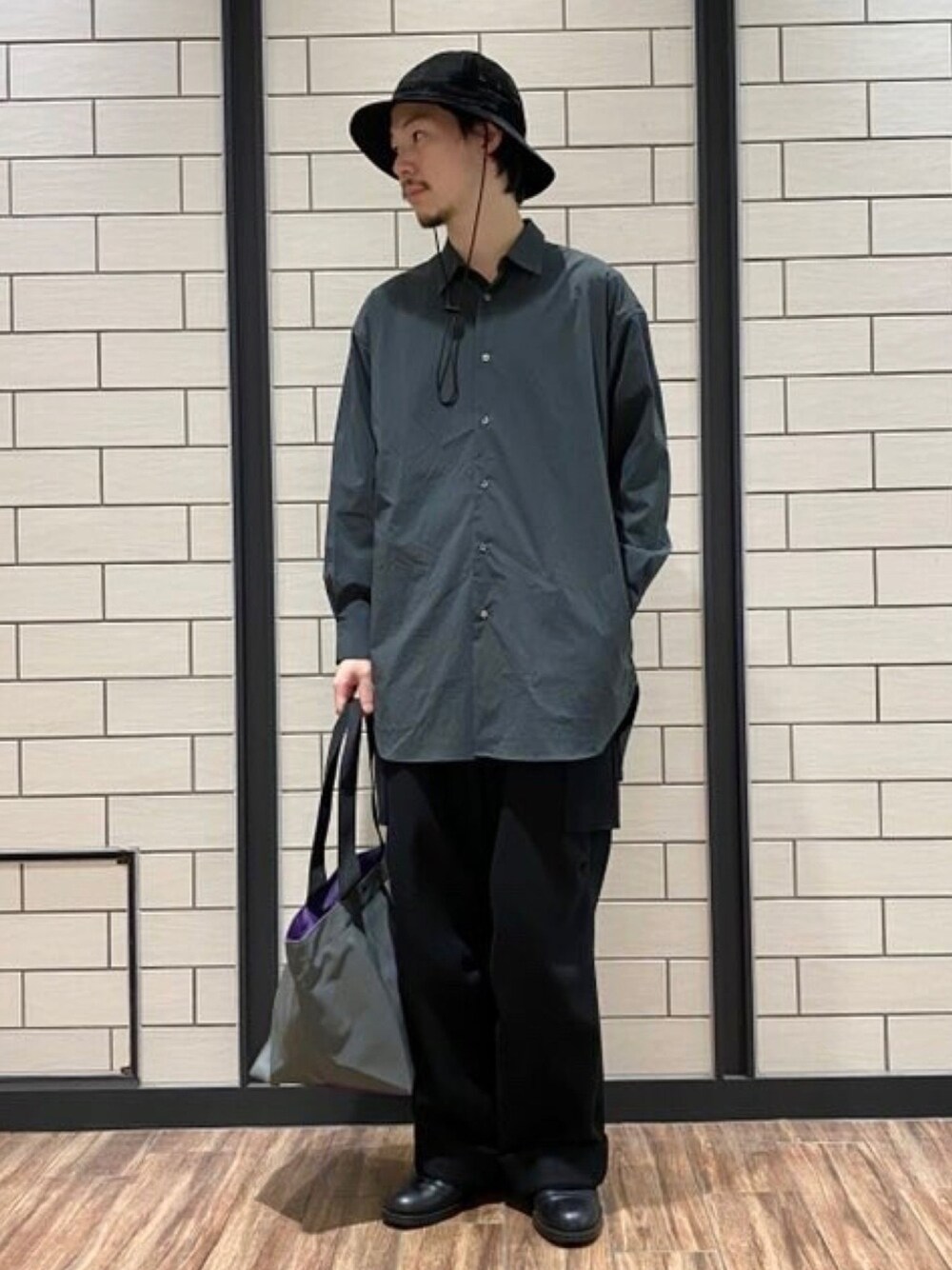 「ラブアンドピース2020、秋のコーデ、お洒落さんとつながりたい、シンプルコーデ、リラックススタイル、今日のコーデ、シャツスタイル、シャツ、オーバーサイズ、ルーズシルエット」｜「URBAN RESEARCH ROSSO MENの丸井織物ロングシャツ（シャツ/ブラウス、グレー系）」を使った、ROSSO MENさん（メンズ・172cm）の秋コーディネートの1枚目の写真