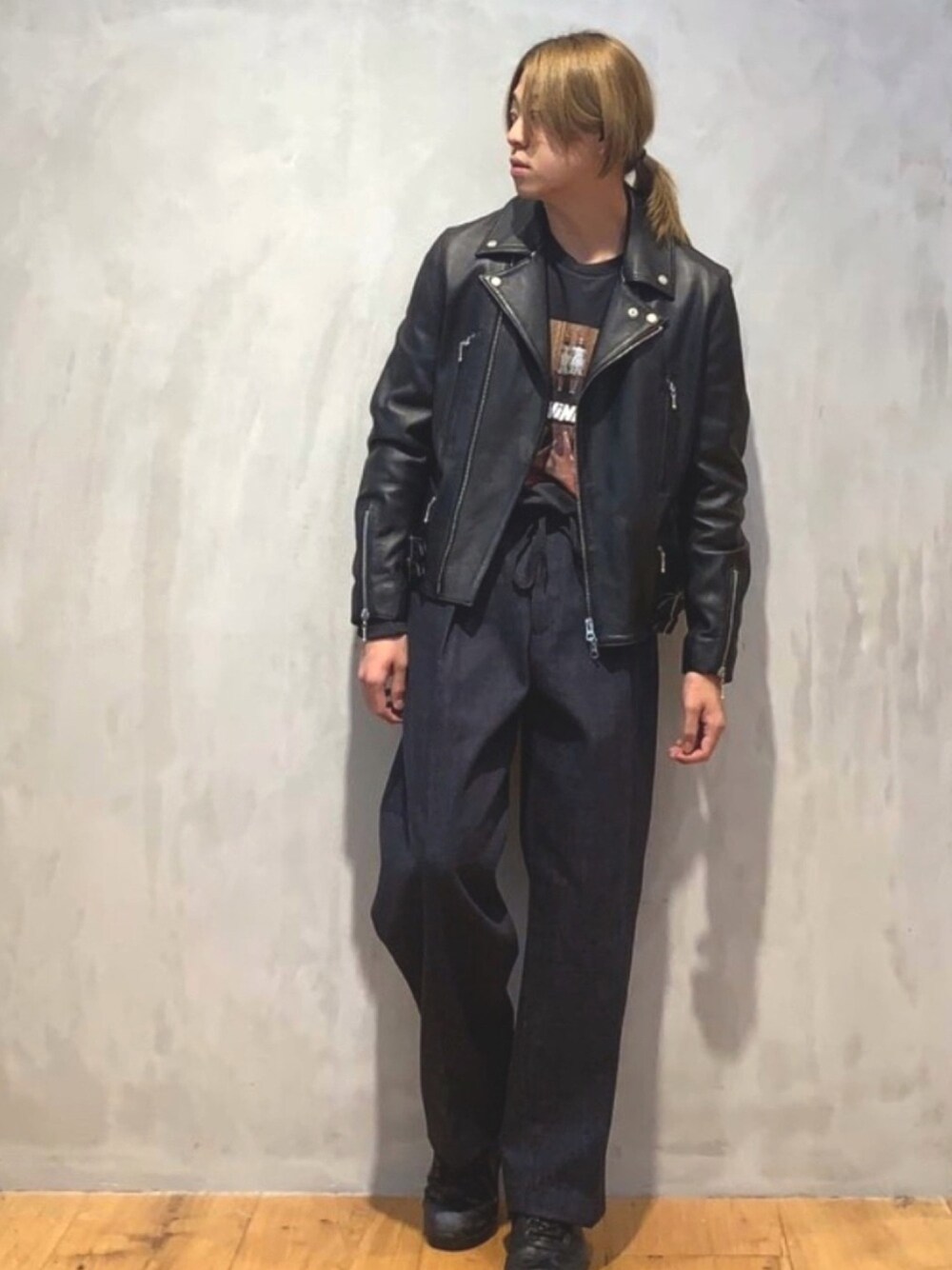 「URBAN RESEARCH、URBAN RESEARCH ROSSO、urban research rosso men、ライダース、ライダースジャケット、ブラック、ダブルライダース、デニム、シンプル、おしゃれさんと繋がりたい」｜「URBAN RESEARCH ROSSO MENのダブルレザーライダースジャケット（ライダースジャケット、ブラック系）」を使った、ROSSO MENさん（メンズ・170cm）の秋コーディネートの1枚目の写真