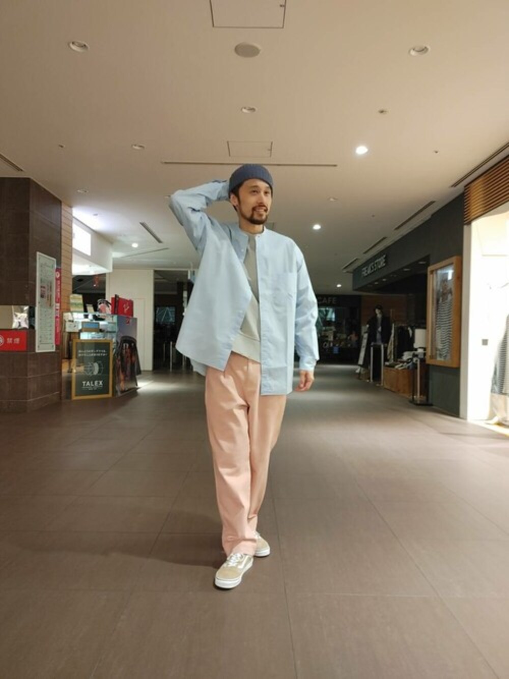 「大人カジュアル、春コーデ、サックスブルー、URBAN RESEARCH、ゆるコーデ、バンドカラーシャツ、ブロードシャツ、URBAN RESEARCH ROSSO、urban research rosso men」｜「URBAN RESEARCH ROSSO MENのブロードバンドカラーワイドシャツ（シャツ/ブラウス、ブルー系）」を使った、ROSSO MENさん（メンズ・178cm）の春コーディネートの1枚目の写真