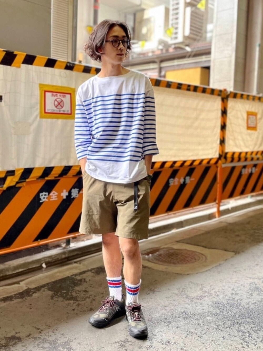 「夏コーデ、シンプルコーデ、初夏コーデ、オトナカジュアル、ゆるコーデ、ショートパンツ、バスクシャツ、ボーダー、URBAN RESEARCH、urban research rosso men」｜「URBAN RESEARCH ROSSO MENのフレンチボーダーバスクTシャツ（Tシャツ/カットソー、ブルー系）」を使った、ROSSO MENさん（メンズ・177cm）の春コーディネートの1枚目の写真
