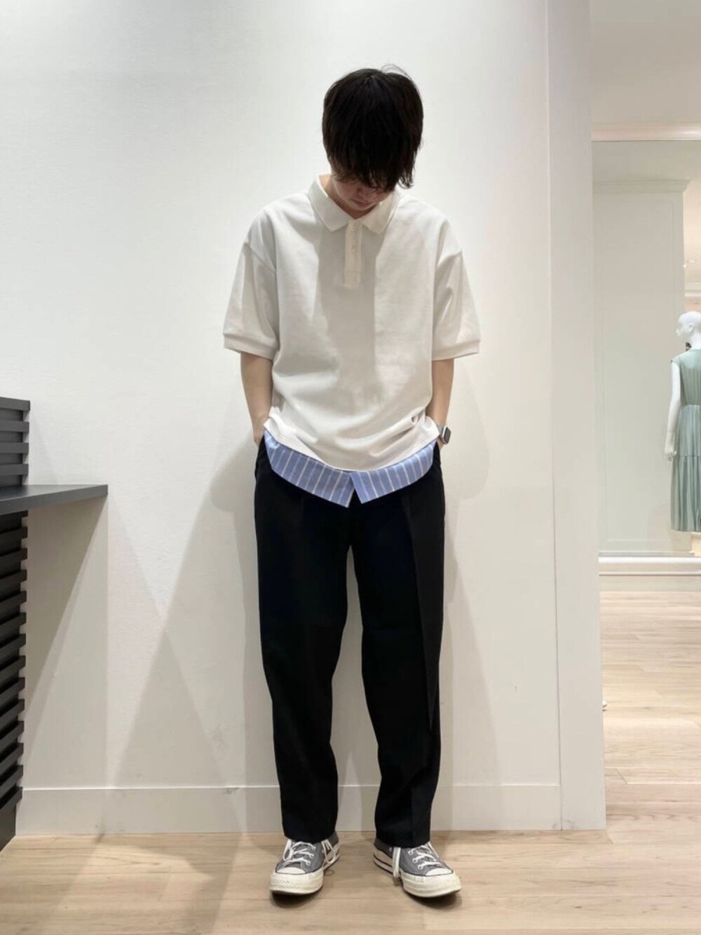 「urban research rosso men、URBAN RESEARCH、ポロシャツ、シンプル、レイヤードスタイル、夏、スニーカー、シャツスタイル、これが私をアゲる服、オトナカジュアル」｜「URBAN RESEARCH ROSSO MENのレイヤードポロシャツ（ポロシャツ、ホワイト系）」を使った、ROSSO MENさん（メンズ・174cm）の春コーディネートの1枚目の写真