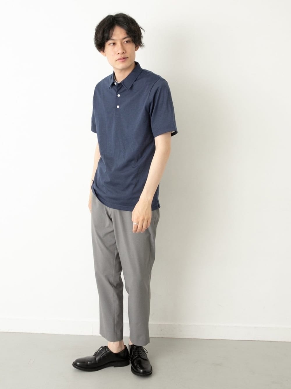 「夏、春夏コーデ、大人コーデ、きれいめカジュアル、これが私をアゲる服、urban research rosso men、URBAN RESEARCH、大人カジュアル、革靴」｜「URBAN RESEARCH ROSSO MENのメリノウールポロシャツ（ポロシャツ、ブルー系）」を使った、ROSSO MENさん（メンズ・182cm）の春コーディネートの1枚目の写真