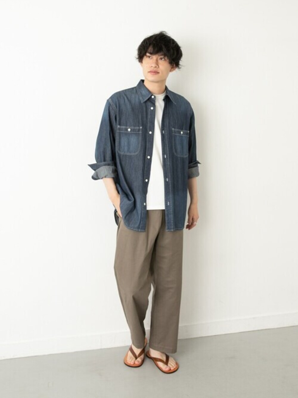 「URBAN RESEARCH ROSSO MENのタックテーパードチノパンツ（チノパンツ、ブラウン系）」を使った、ROSSO MENさん（メンズ・182cm）の夏コーディネートの1枚目の写真