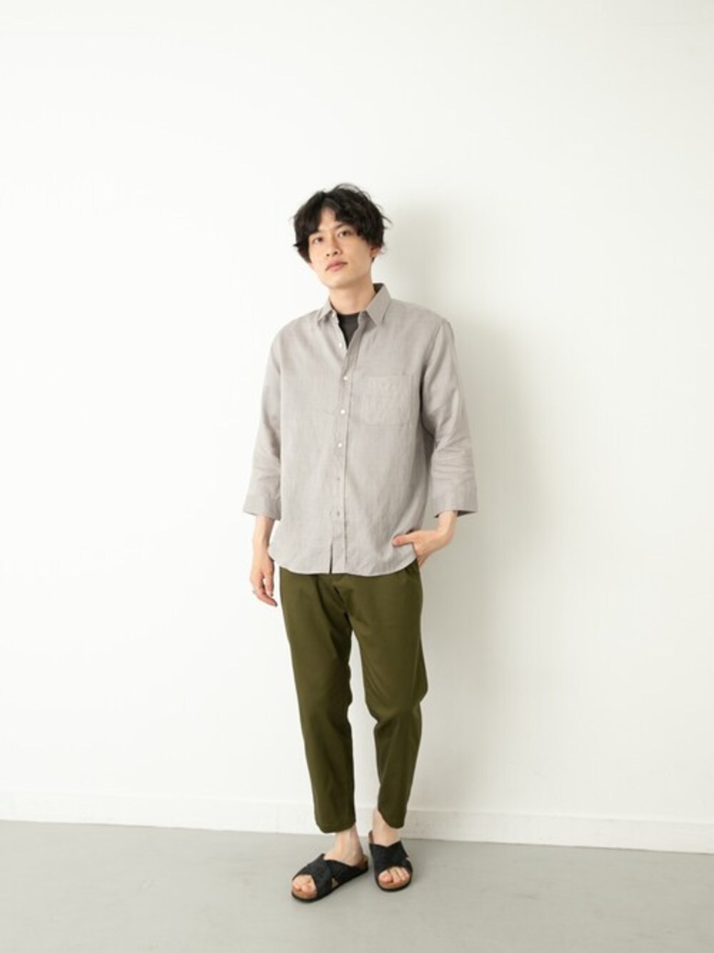 「チノパン、大人カジュアル、リネン、夏コーデ、URBAN RESEARCH、ゆるコーデ、今日のコーデ、おしゃれさんと繋がりたい、URBAN RESEARCH ROSSO、urban research rosso men」｜「URBAN RESEARCH ROSSO MENの【WEB限定】スリムテーパードアンクルチノパンツ（チノパンツ、グリーン系）」を使った、ROSSO MENさん（メンズ・182cm）の夏コーディネートの1枚目の写真