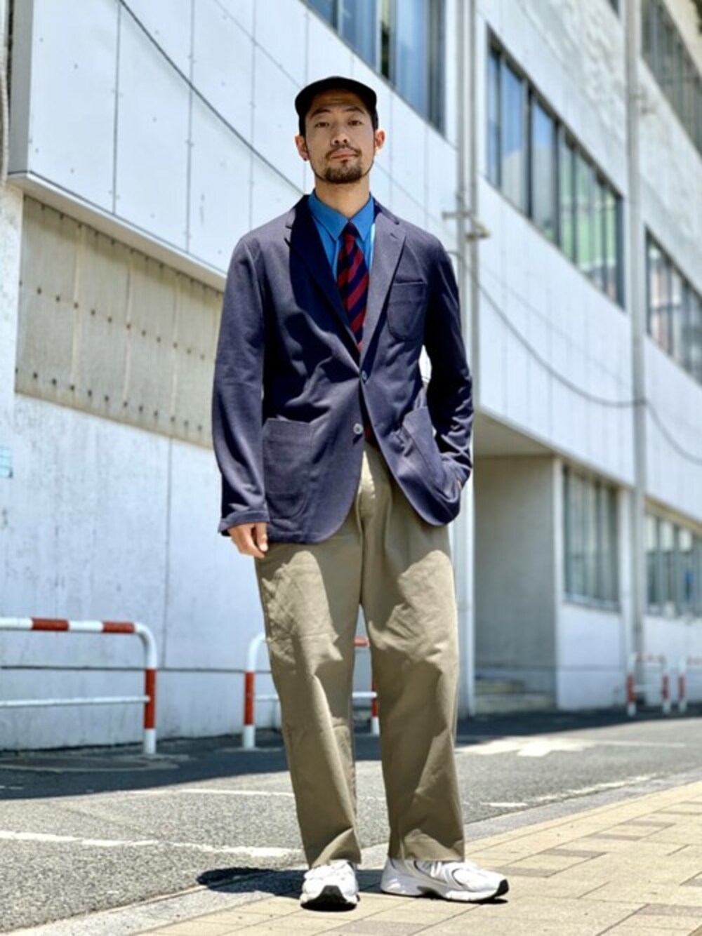 「ジャケット、チノパン、大人カジュアル、夏コーデ、スーツスタイル、URBAN RESEARCH、今日のコーデ、おしゃれさんと繋がりたい、urban research rosso men」｜「URBAN RESEARCH ROSSO MENのタックテーパードチノパンツ（チノパンツ、ブラウン系）」を使った、ROSSO MENさん（メンズ・173cm）の夏コーディネートの1枚目の写真