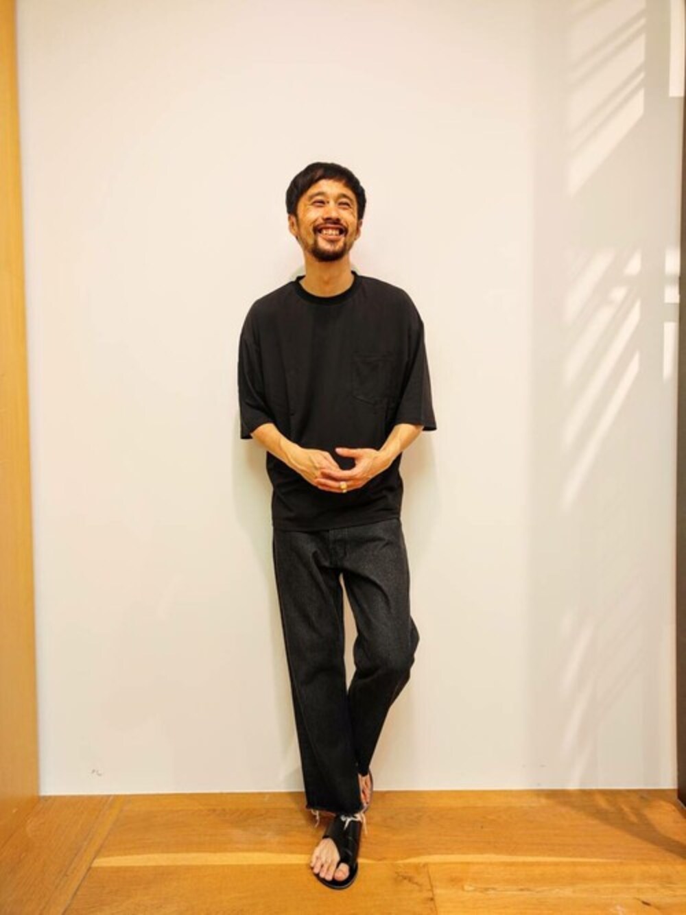「デニム、ブラック、Tシャツ、大人カジュアル、サンダル、夏コーデ、URBAN RESEARCH、ゆるコーデ、おしゃれさんと繋がりたい、urban research rosso men」｜「URBAN RESEARCH ROSSO MENの【一部WEB限定カラー】エアリーポンチ半袖Tシャツ（Tシャツ/カットソー、ブラック系）」を使った、ROSSO MENさん（メンズ・178cm）の夏コーディネートの1枚目の写真