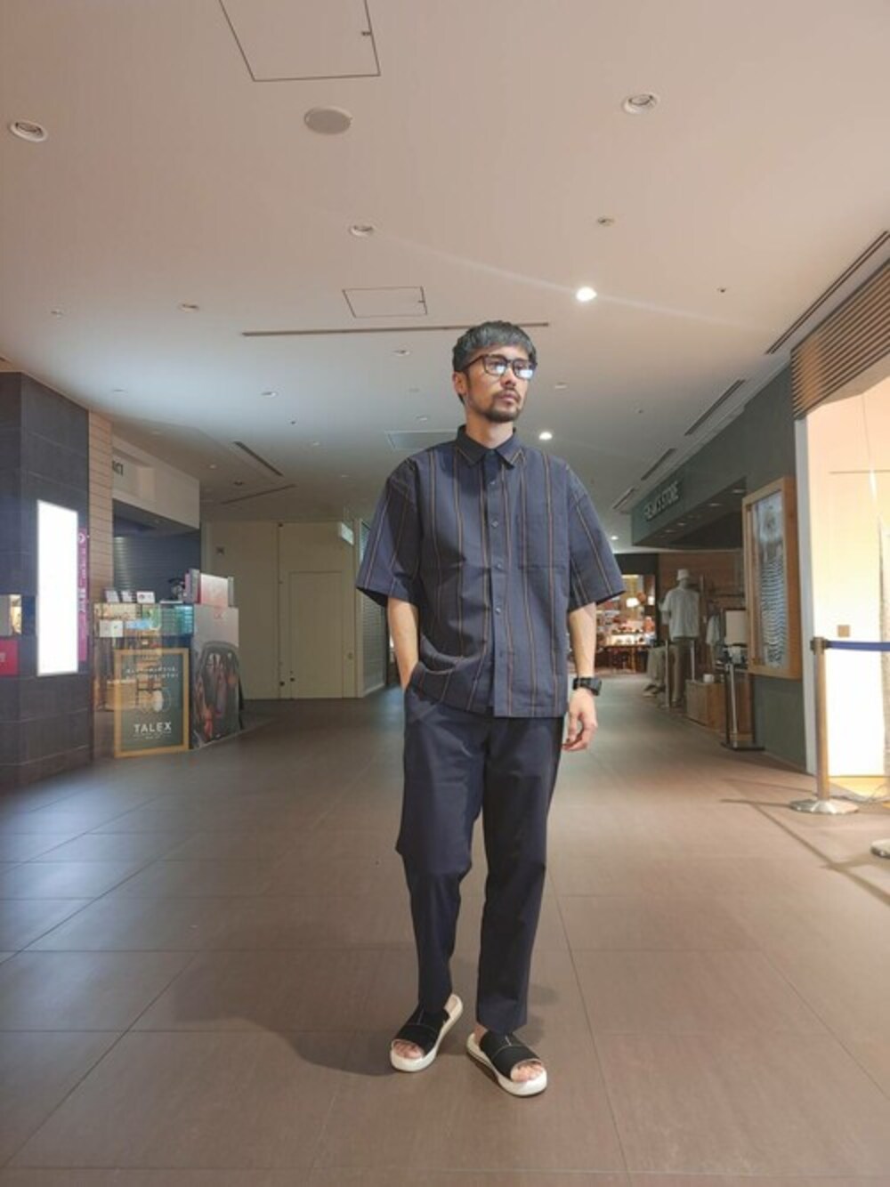 「スラックス、眼鏡、大人カジュアル、サンダル、シャツスタイル、夏コーデ、URBAN RESEARCH、おしゃれさんと繋がりたい、urban research rosso men、SOLOTEX」｜「URBAN RESEARCH ROSSO MENの【一部WEB限定カラー】SOLOTEX4WAYストレッチイージーパンツ（スラックス、ブルー系）」を使った、ROSSO MENさん（メンズ・178cm）の夏コーディネートの1枚目の写真