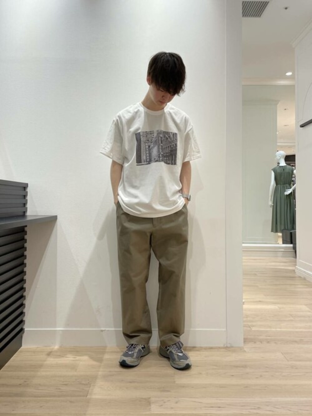 「スニーカー、チノパン、大人カジュアル、プリントT、夏コーデ、URBAN RESEARCH、フォトT、おしゃれさんと繋がりたい、urban research rosso men」｜「URBAN RESEARCH ROSSO MENのCHICAGOフォトTシャツ（Tシャツ/カットソー、ホワイト系）」を使った、ROSSO MENさん（メンズ・174cm）の夏コーディネートの1枚目の写真