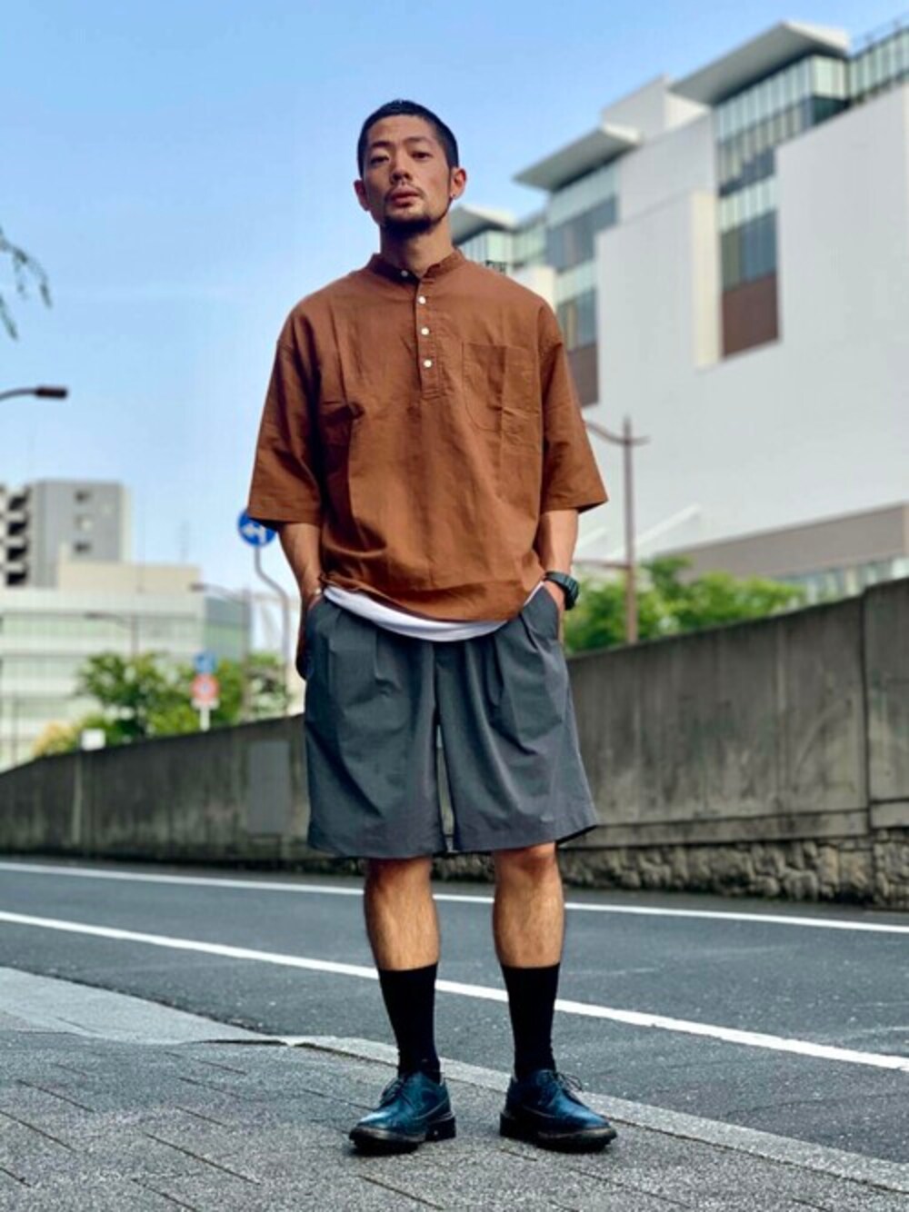 「ショートパンツ、大人カジュアル、リネン、夏コーデ、ヘンリーネック、URBAN RESEARCH、ゆるコーデ、今日のコーデ、おしゃれさんと繋がりたい、urban research rosso men」｜「URBAN RESEARCH ROSSO MENの【一部WEB限定カラー】リネンヘンリーネックシャツ（シャツ/ブラウス、ブラウン系）」を使った、ROSSO MENさん（メンズ・173cm）の夏コーディネートの1枚目の写真