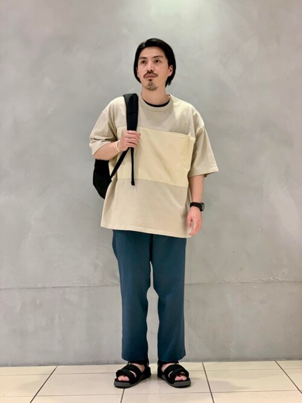 「リュック、カラーパンツ、Tシャツ、大人カジュアル、サンダル、夏コーデ、URBAN RESEARCH、切替トップス、おしゃれさんと繋がりたい、urban research rosso men」｜「URBAN RESEARCH ROSSO MENのパネル切替ワイドTシャツ（Tシャツ/カットソー、ベージュ系）」を使った、ROSSO MENさん（メンズ・165cm）の夏コーディネートの1枚目の写真