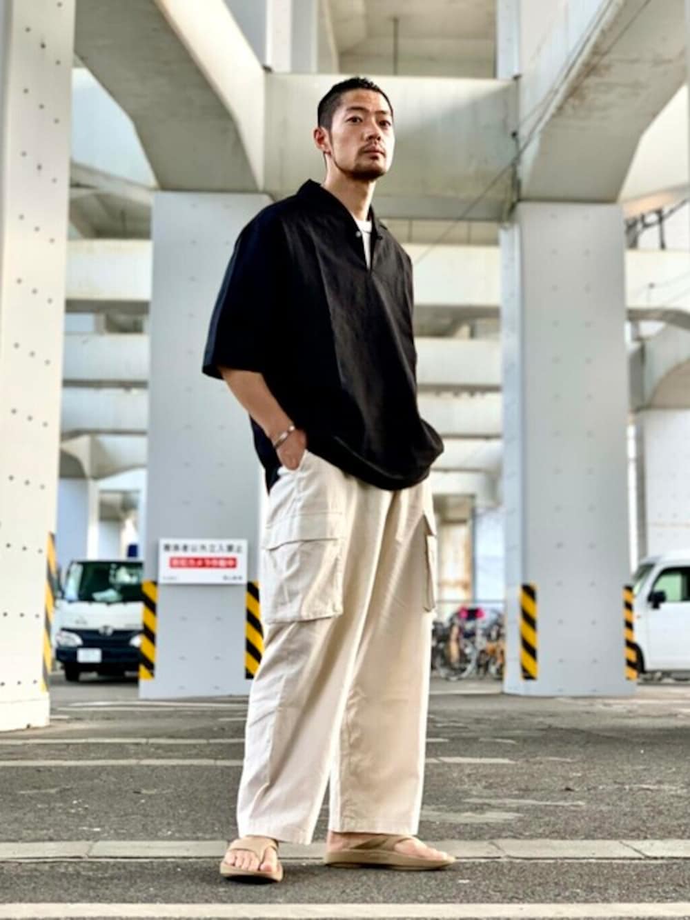 「ブラック、大人カジュアル、カーゴパンツ、サンダル、リネン、スキッパーシャツ、夏コーデ、URBAN RESEARCH、おしゃれさんと繋がりたい、urban research rosso men」｜「URBAN RESEARCH ROSSO MENのリネンスキッパーシャツ（シャツ/ブラウス、ブラック系）」を使った、ROSSO MENさん（メンズ・174cm）の夏コーディネートの1枚目の写真