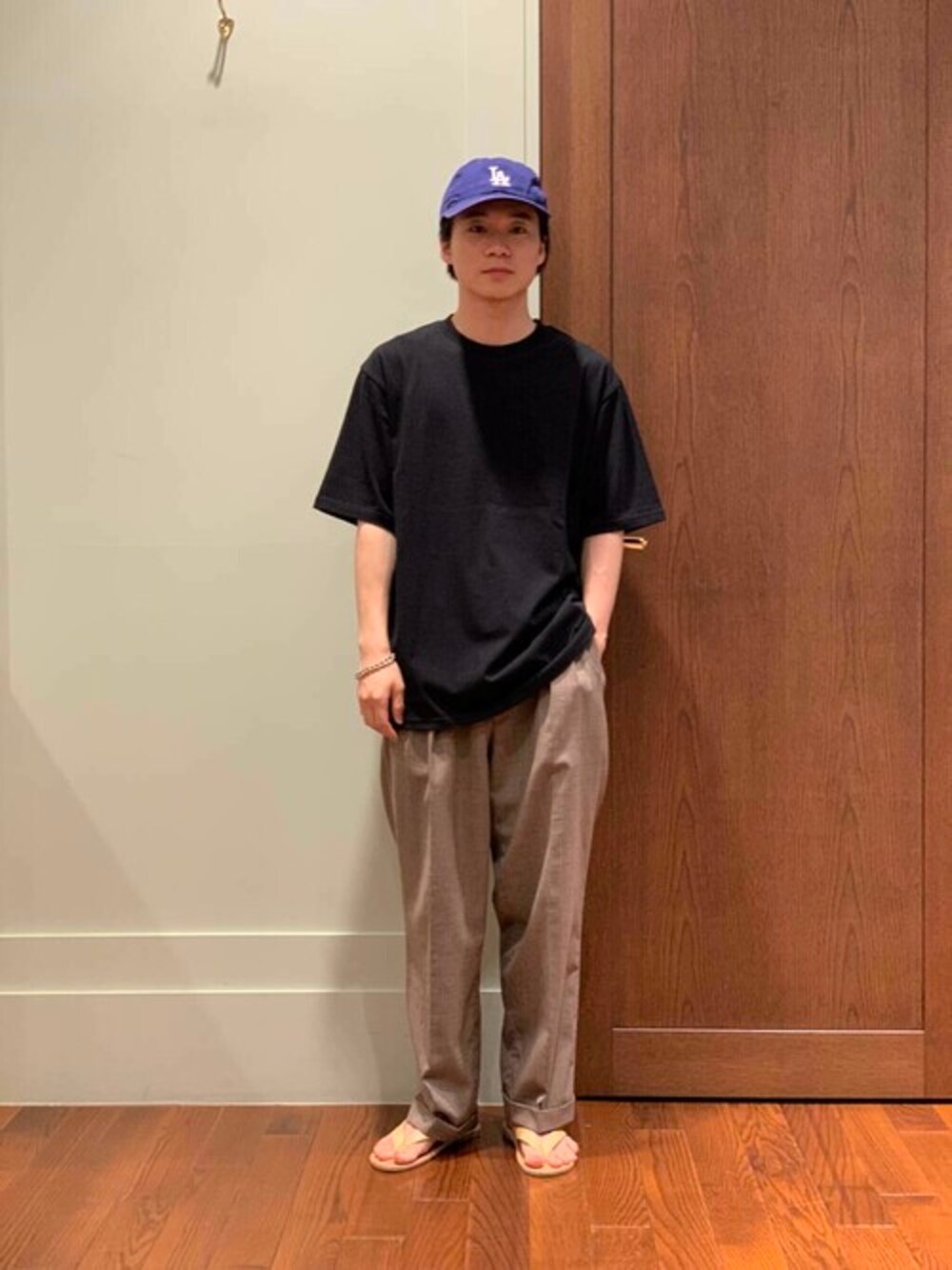 「ブラック、Tシャツ、大人カジュアル、ワイドパンツ、夏コーデ、URBAN RESEARCH、ゆるコーデ、今日のコーデ、おしゃれさんと繋がりたい、urban research rosso men」｜「URBAN RESEARCH ROSSO MENの【15色展開】USAコットンMYSTANDARD半袖Tシャツ（Tシャツ/カットソー、ブラック系）」を使った、ROSSO MENさん（メンズ・168cm）の夏コーディネートの1枚目の写真